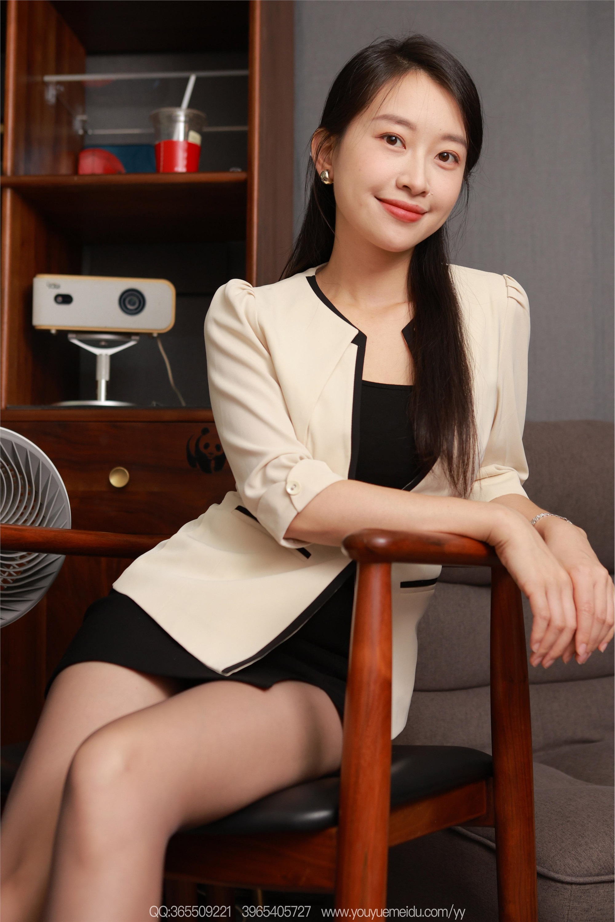 IESS异思趣向  2025.10.28 丝享家 2196 小婕《温柔OL风》